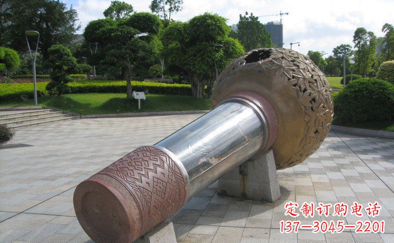 仙桃“铸就记忆的不锈钢话筒雕塑”