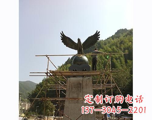 仙桃不锈钢老鹰踩地球雕塑缅怀大自然之美