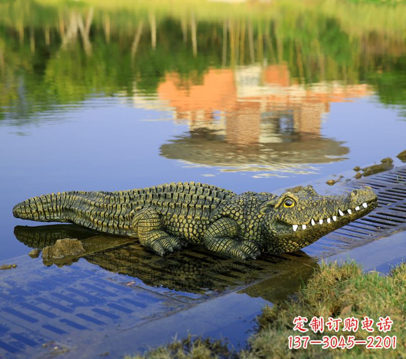 仙桃池塘水池仿真大鳄鱼雕塑玻璃钢园林水景草丛动物摆件