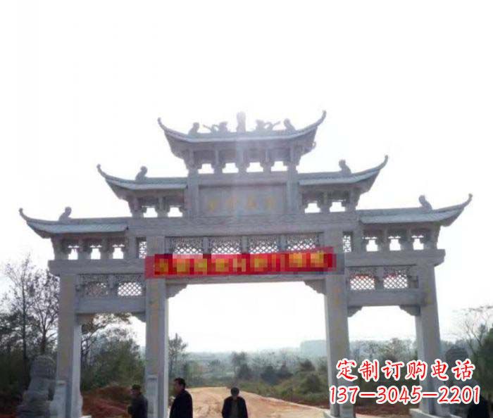 仙桃三门石雕牌楼古老而精美的雕塑