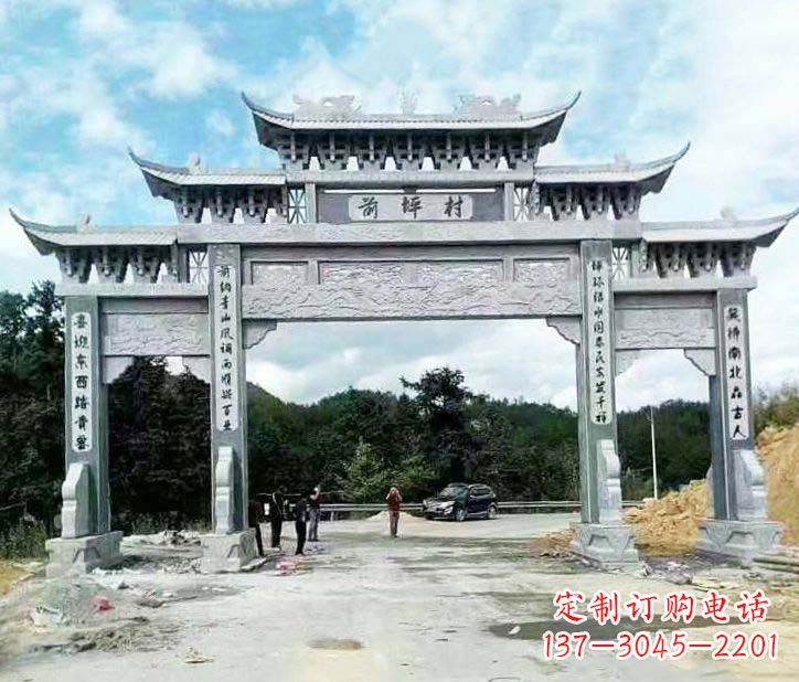 仙桃村庄三门石牌坊石雕的内容。