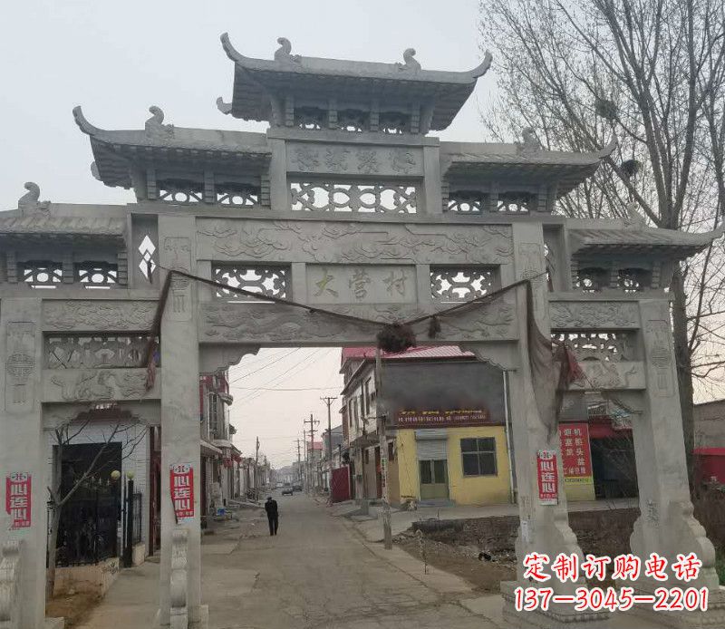 仙桃村庄三门石牌坊石雕传承古老文化