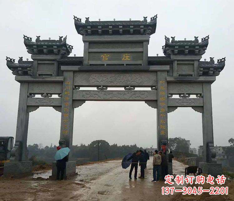 仙桃村庄牌坊雕塑传承古老文化