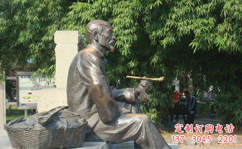 仙桃老人小品铜雕抽袋烟的智慧与景仰
