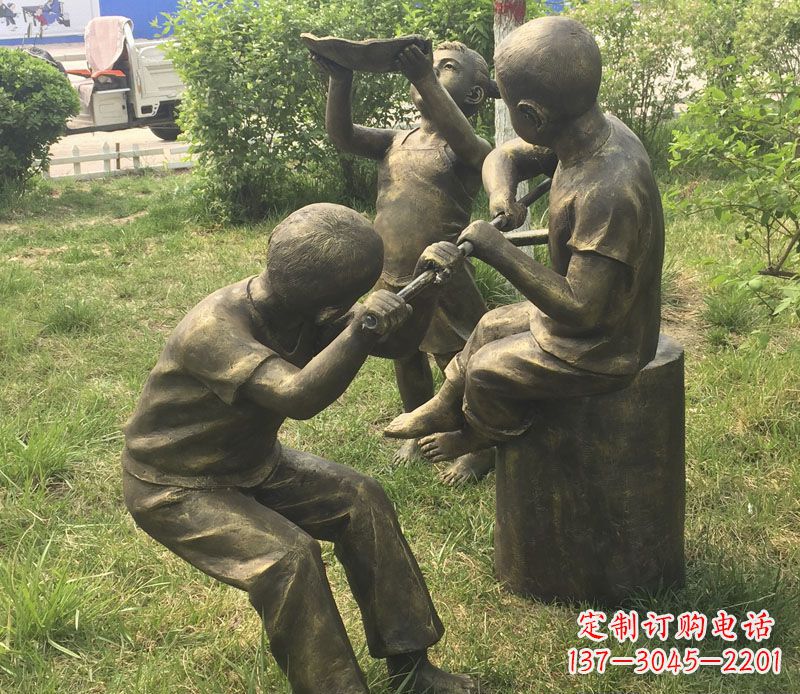 仙桃公园玩水的儿童铜雕