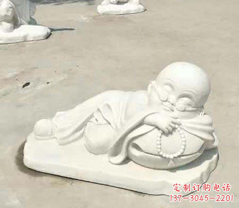 仙桃汉白玉摆姿势的小和尚雕塑