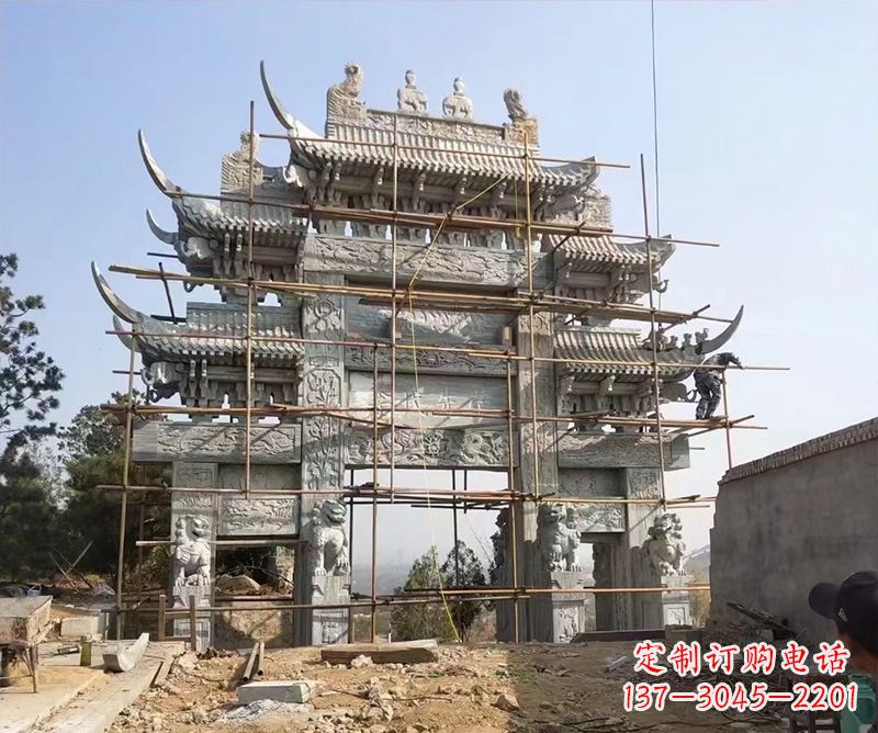仙桃石牌坊外东侧的龙凤雕塑