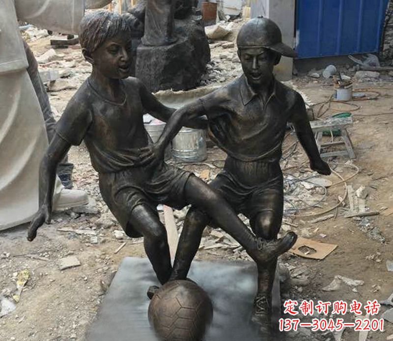 仙桃踢足球公园人物铜雕