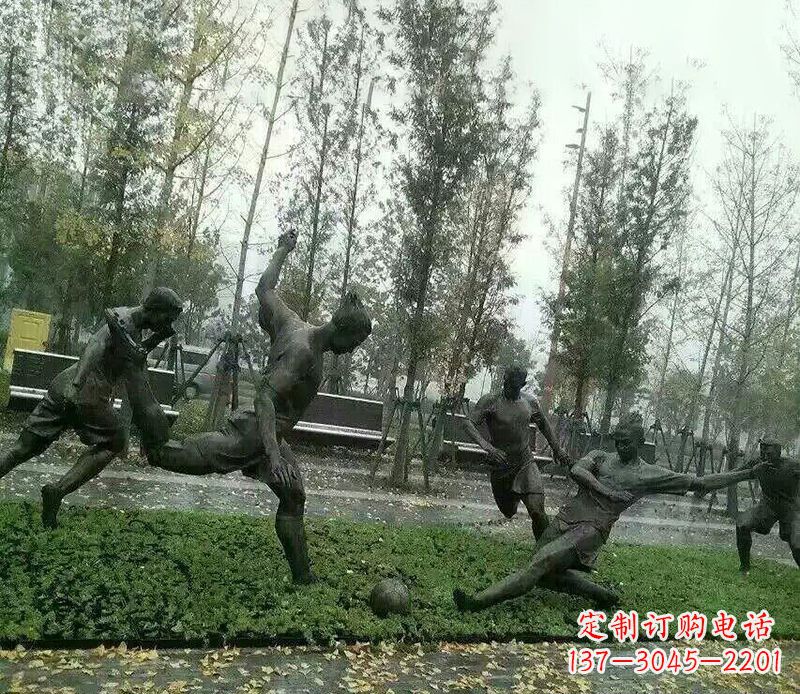 仙桃踢足球公园运动人物铜雕