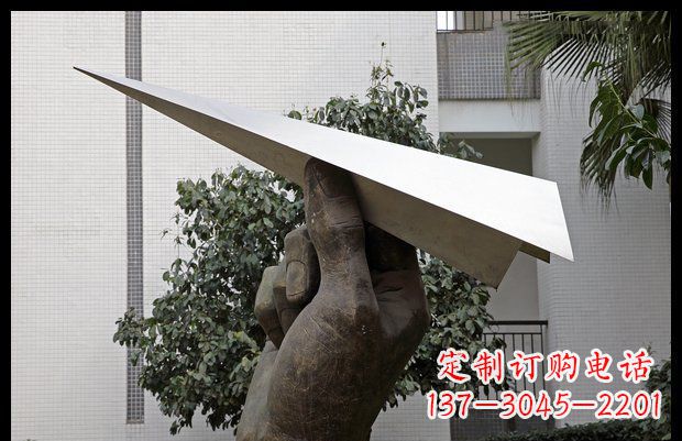 仙桃小区不锈钢手拿纸飞机雕塑