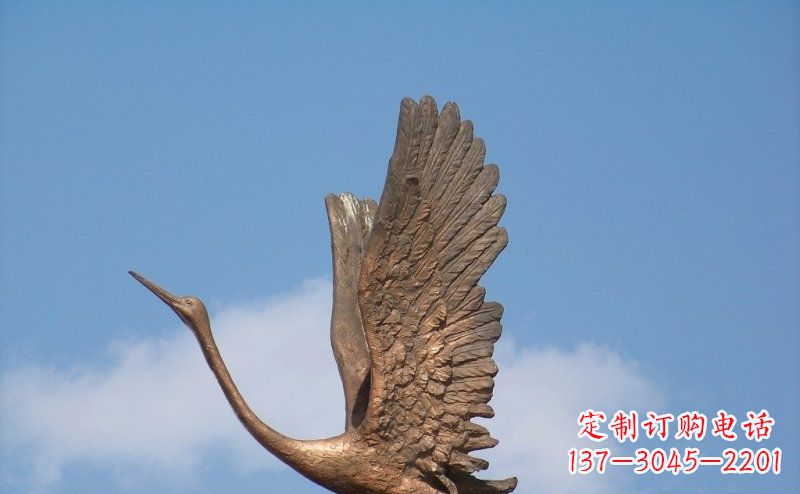 仙桃展翅高飞的仙鹤动物铜雕