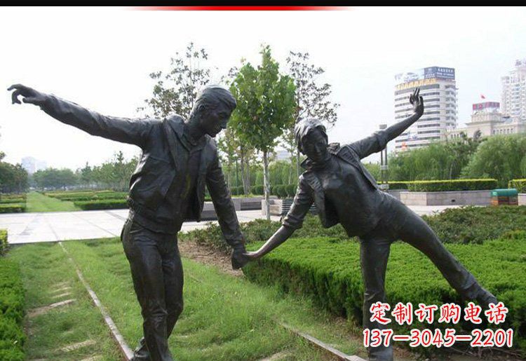 仙桃走铁轨的情侣铜雕